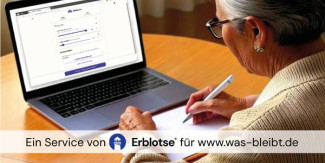 Frau vor Laptop mit Erblotse