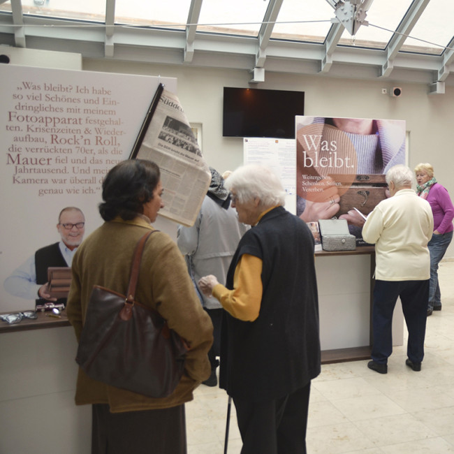 Im Gespräch: Seniorenkreis besucht die Ausstellung